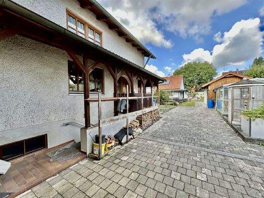 Eingang und Kelleraußentreppe