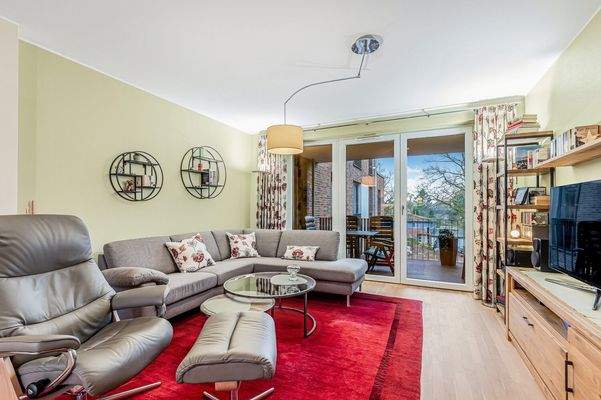 Gemütlicher Wohnbereich mit Terrassenzugang