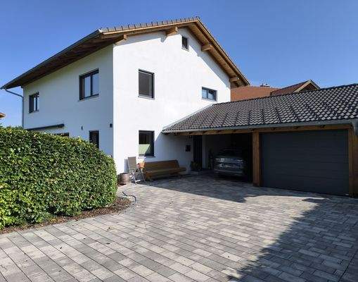 Hauszufahrt mit Carport und Garage