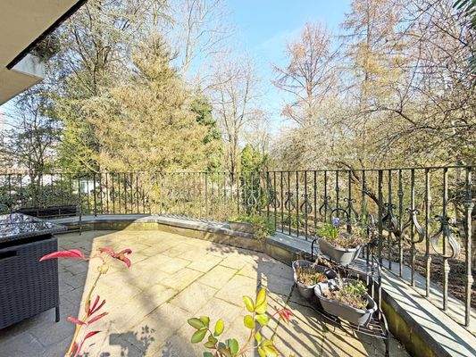 Ausreichend Sitzmöglichkeiten im Freien