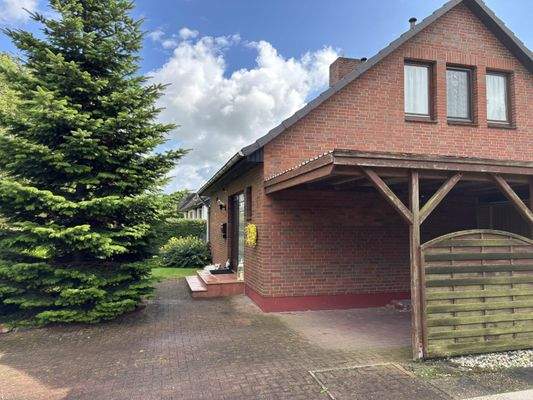 Vorderseite mit Eingangsbereich und Carport