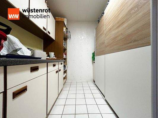 Einliegerwohnung: Praktischer Hauswirtschaftsraum – Ordnung und Stauraum auf einen Blick