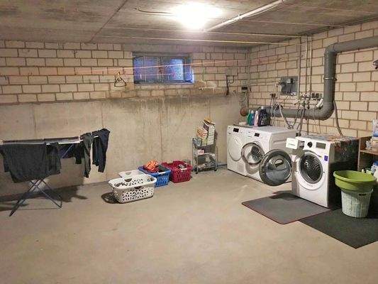 Waschkeller Haus rechts