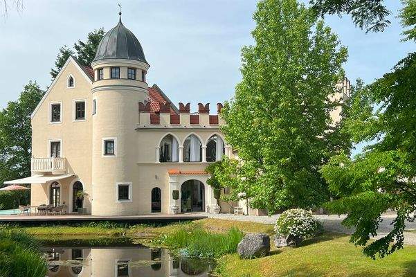 Verspielte Blicke im parkähnlichen Garten