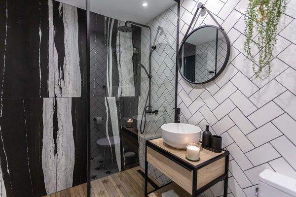 Eines von 5 Badezimmern