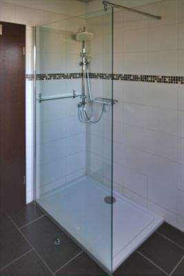 Große Dusche im Bad im EG