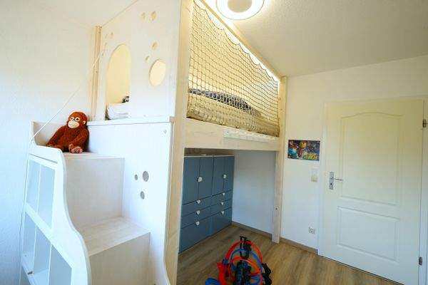 Zweites Kinderzimmer mit Spielbett zum Schlafen, Spielen und Klettern
