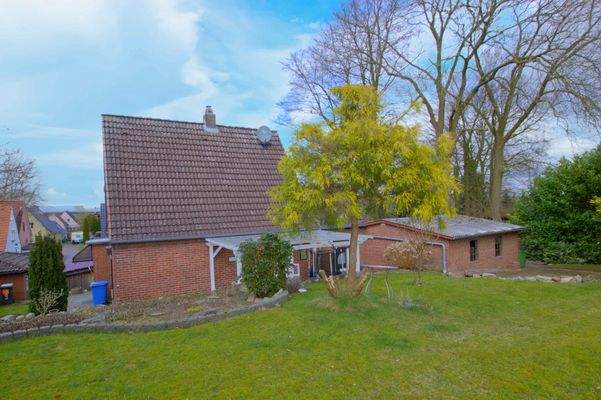 Blick zum Haus vom Garten