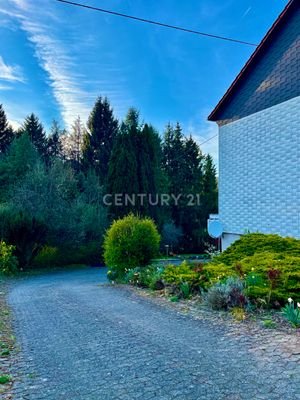 Einfahrt und Zufahrt zur Garage