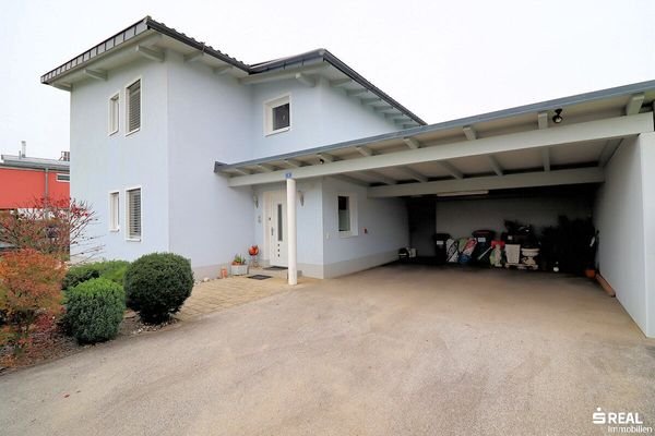 Hauseingang mit Carport