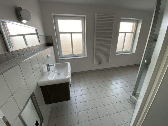 Erstklassige 4-Zimmerwohnung mit EBK und großem Balkon zu vermieten! - Photo 1