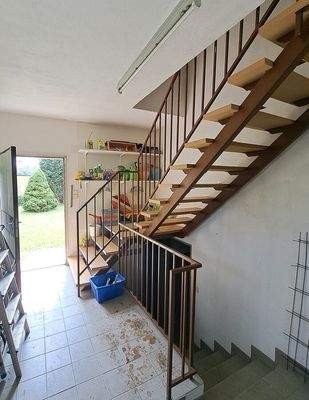 Geräteraum im EG (mit Aufgang zum Dachboden und Abgang in den Keller)