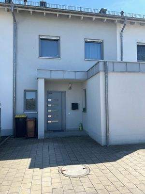 Ausenansicht Eingang - Stellplatz.jpg