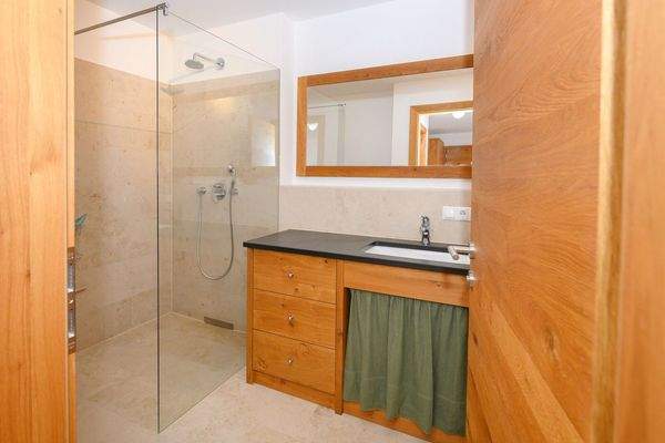 Verglaste, bodengleiche Dusche