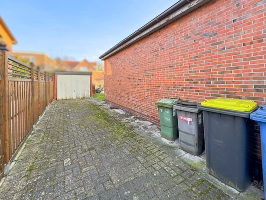 Zufahrt und Garage