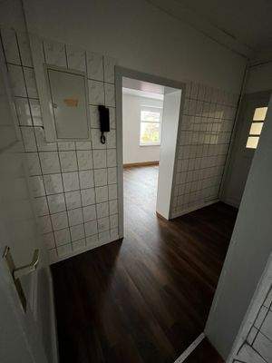 Flur mit Blick ins Büro.jpeg