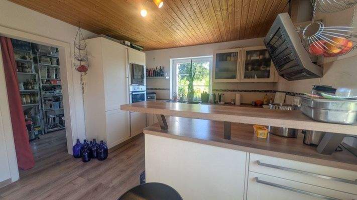 Küche mit Zugang zum Hauswirtschaftsraum