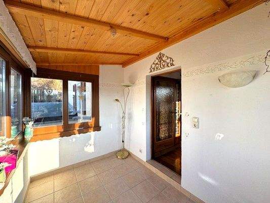 EG/OG: Sonniger Wintergarten mit Ausblick