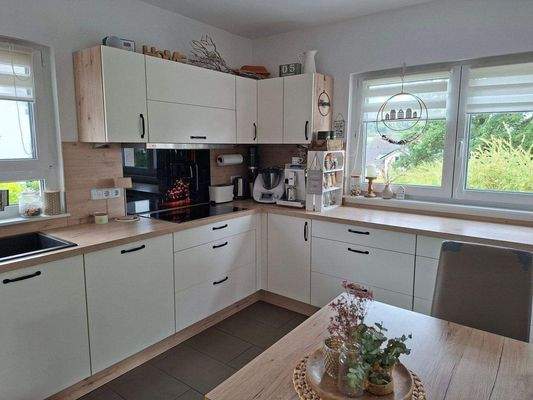 Größere Wohnküche mit Speisekammer.