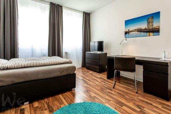 Blick seitlich aufs Bett