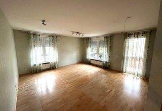 Schönes helles Wohnzimmer mit Augang zum großen, überdachten Balkon