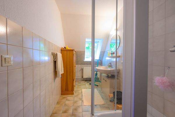 DG, Duschbad 2 mit Fenster und anderem Blick.jpg