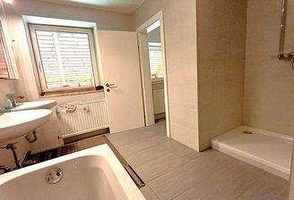 03a Bad mit Wanne + Walk in Dusche