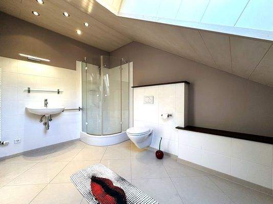 Das dritte Bad mit Fenster, ...