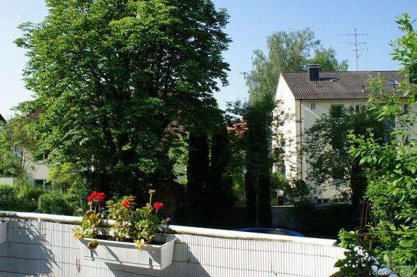 Sonniger Südbalkon mit Markise