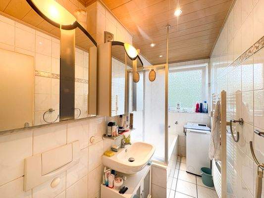 Tageslichtbad mit Wanne