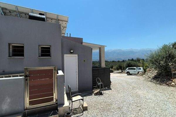 Kreta, Kalamitsi Amigdali: Charmantes kretisches Haus mit privatem Olivenhain und Bergblick zu verkaufen