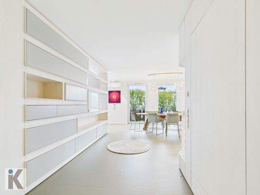 Eingangsbereich-Fahrstuhl (Rechts)