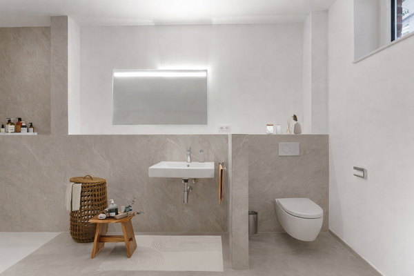 Badezimmer mit Anschluss für eine Sauna [KI-generiertes Foto]