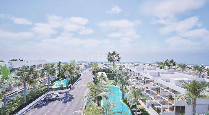 Apartments with Private Gardens or Solariums in Mar de Cristal