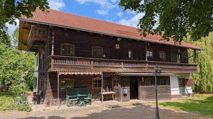 Südgiebel und Osttraufe des Bauernhauses.jpg