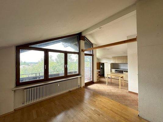 Wohn-/Esszimmer mit Zugang zum Balkon