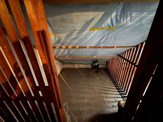 zusätzliches  Dachbodenabteil plus Trockenboden mit Wäscheleine 