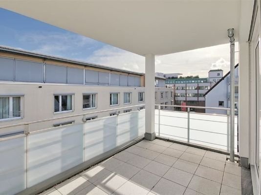 Großer, überdachter Balkon 