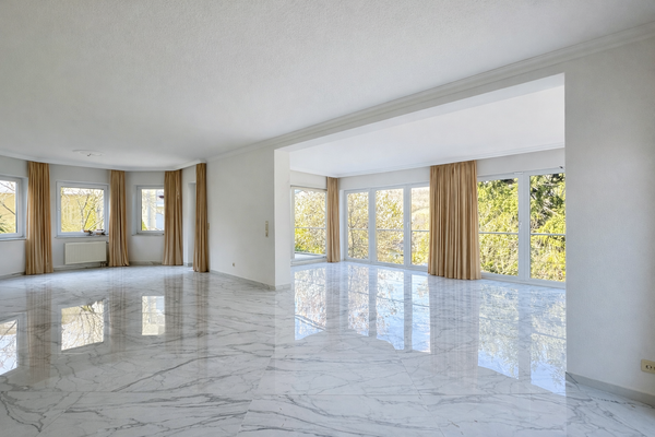 Helles modernes Wohnzimmer mit Sonnenterrasse