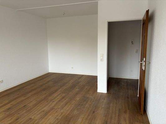 Wohn-Schlafraum mit Nische und Holzoptik Boden