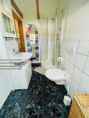 Bad mit Dusche, oben