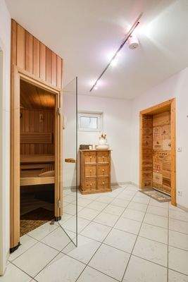 Sauna und Weinkeller