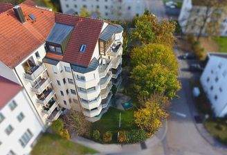 Gebäude an Anliegerstraße und privatem Garten