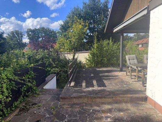 Terrasse mit Treppe zum Garten