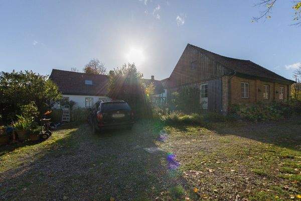 Rückwärtige Ansicht mit PKW-Stellplätzen