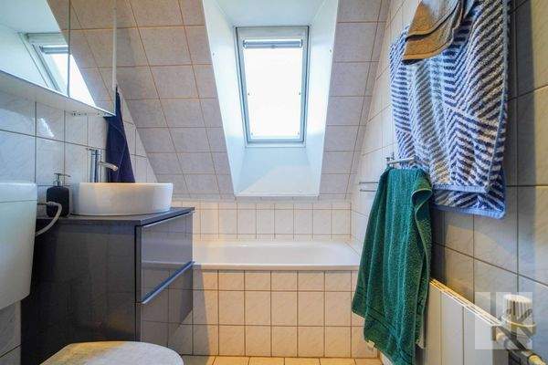 Auch im DG: Badewanne, Tageslicht und Frischluft