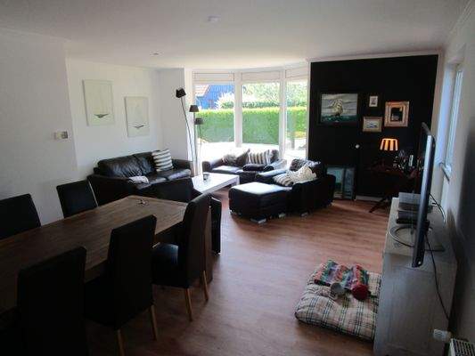 171. Wohnzimmer mit Essbereich im EG. des Hauses..