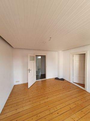 Leeres Zimmer mit Holzboden