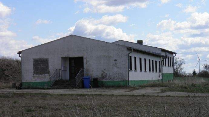 Vordere Gebäudeansicht mit Haupteingang