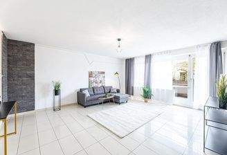 Geräumiges helles Wohnzimmer 